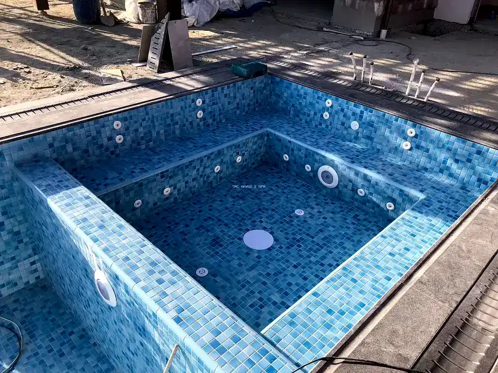 Havuz bakımı ve temizliği için profesyonel ekip